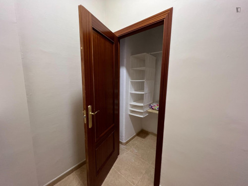 Spacious bedroom close to Granada city center