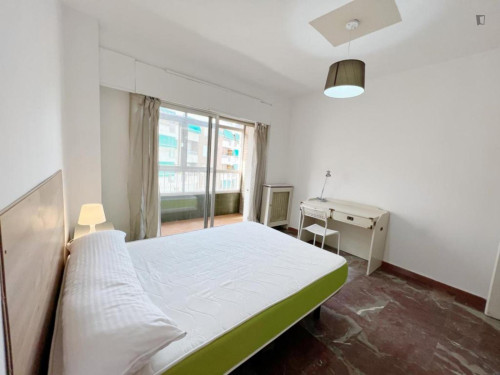 Bright double bedroom with balcony in central Granada