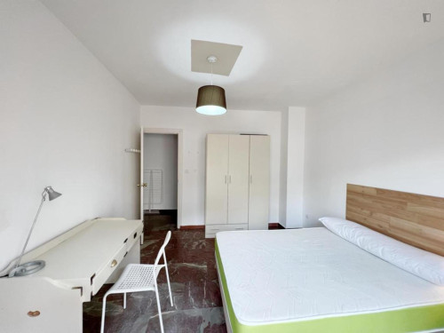 Bright double bedroom with balcony in central Granada