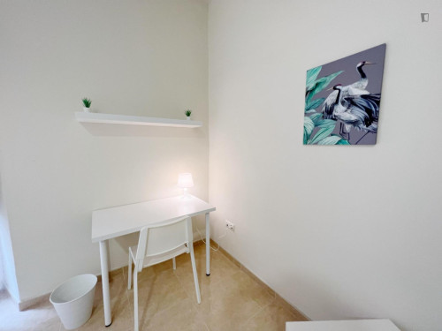 Comfortable double bedroom with balcony close to the Campus Universitario Fuentenueva