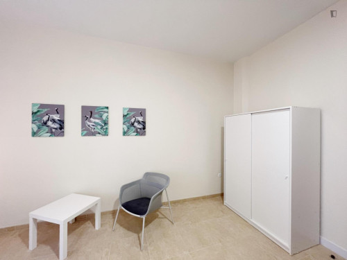 Comfortable double bedroom with balcony close to the Campus Universitario Fuentenueva