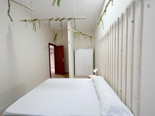 Cozy double bedroom with balcony close to Granada train station