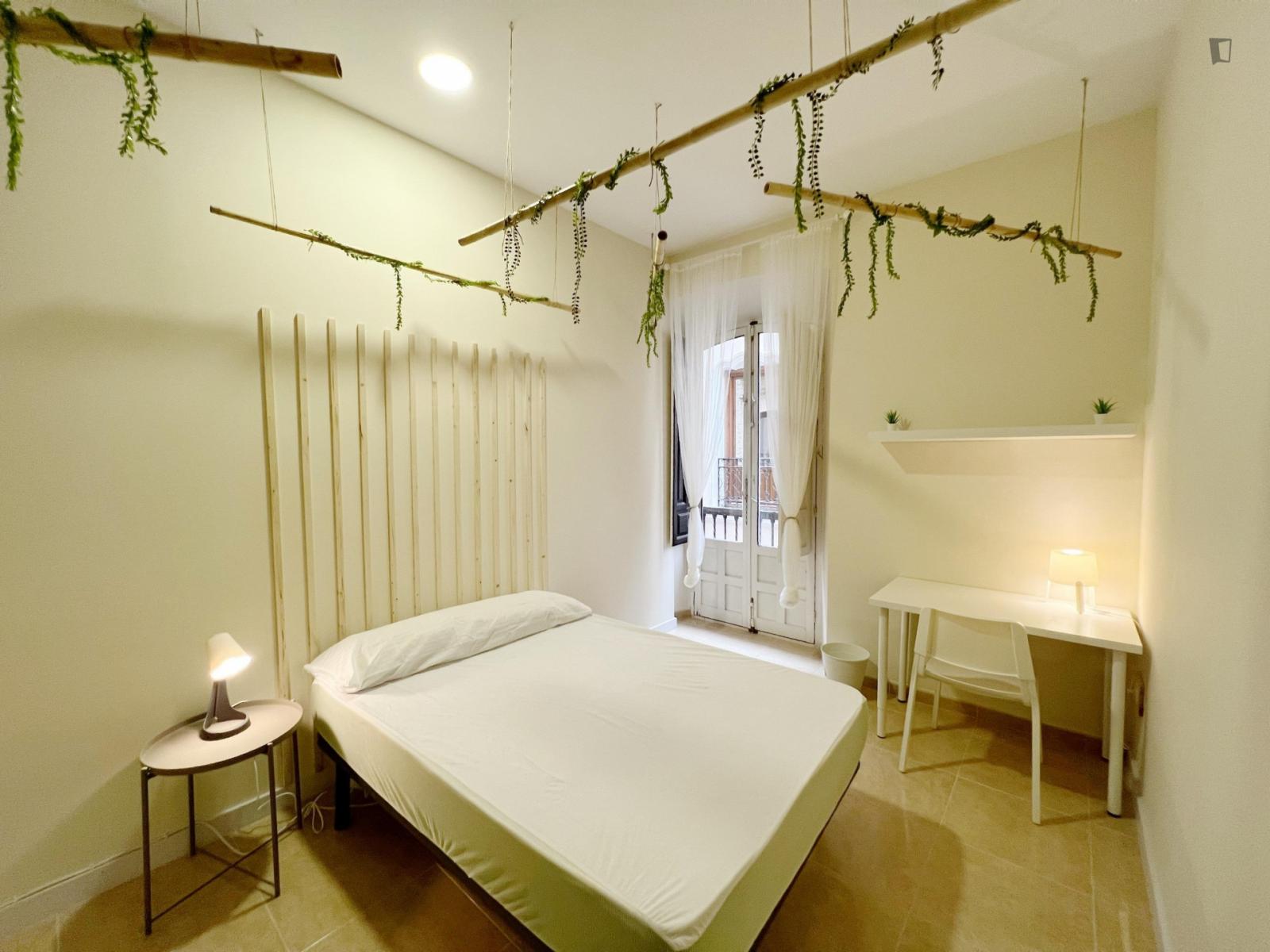 Cozy Double Bedroom With Balcony Close To Granada Train Station - Cozy double bedroom with balcony close to Granada train station - Gallery - 1