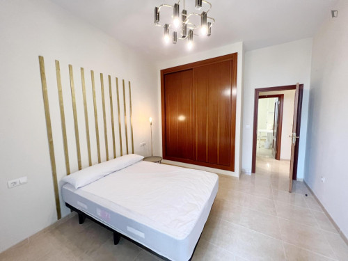 Bright double bedroom with balcony close to University of Granada