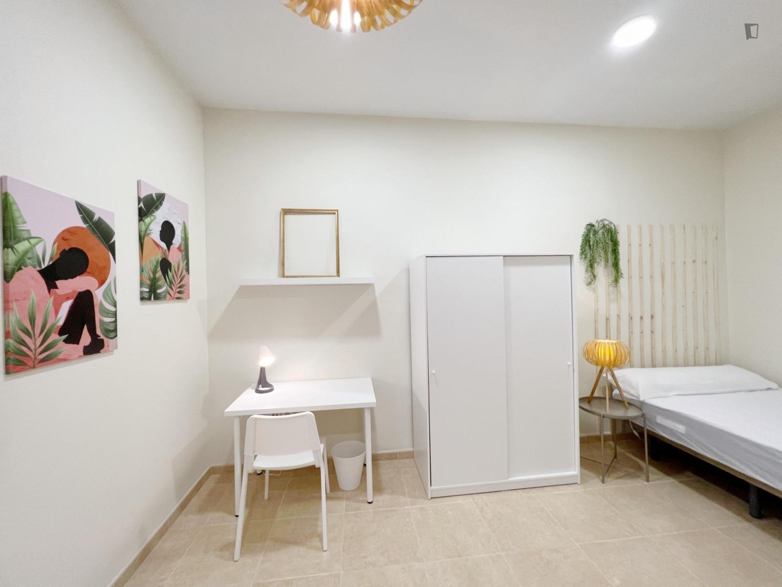  Spacious Single Bedroom With Private Kitchen And Balcony In Central Granada  -  Spacious single bedroom with private kitchen and balcony in central Granada  - Gallery -  1