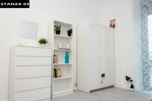 Single bedroom in a 7-bedroom flat in Borgo Filadelfia