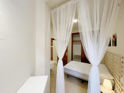 Spacious bedroom within a short walk to Granada city center
