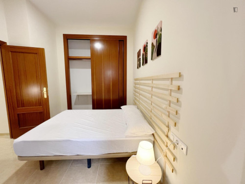Spacious bedroom within a short walk to Granada city center