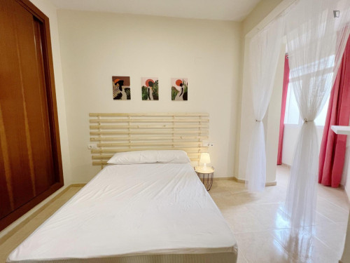 Spacious bedroom within a short walk to Granada city center