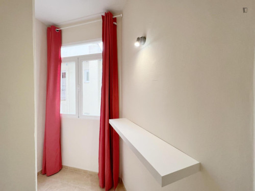 Spacious bedroom within a short walk to Granada city center