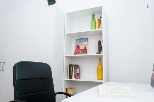 Pleasant single bedroom in a 6-bedroom flat near Bernini metro station