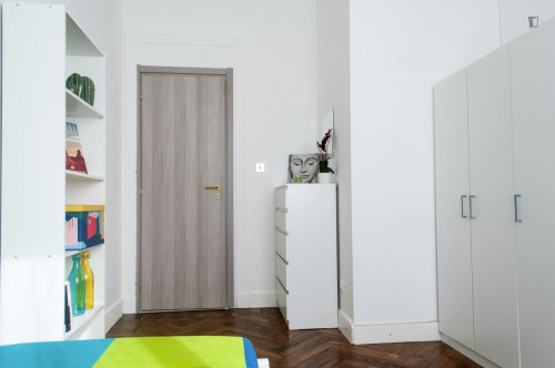 Inviting single bedroom in a 6-bedroom flat near Bernini metro station