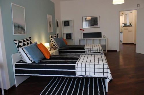 Big twin bedroom in Mompiano