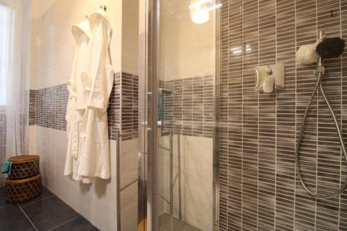 Luminous double bedroom in Villaggio Giorgio Montini - Gallery - 10