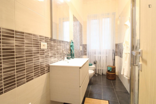 Luminous double bedroom in Villaggio Giorgio Montini - Gallery - 12