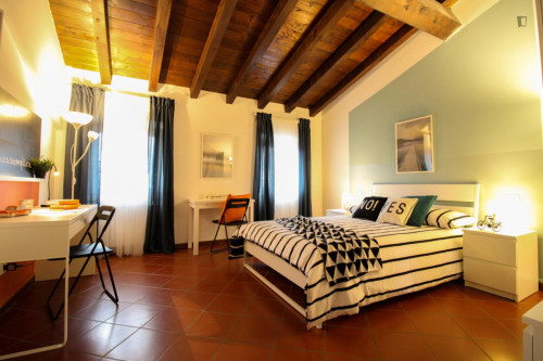 Spacious double bedroom near the Vittoria metro