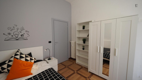 Snug double bedroom near the Porta Susa metro