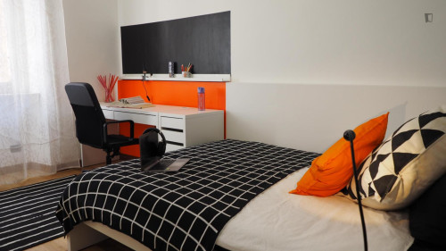 Snug double bedroom near the Porta Susa metro
