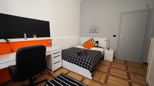 Snug double bedroom near the Porta Susa metro