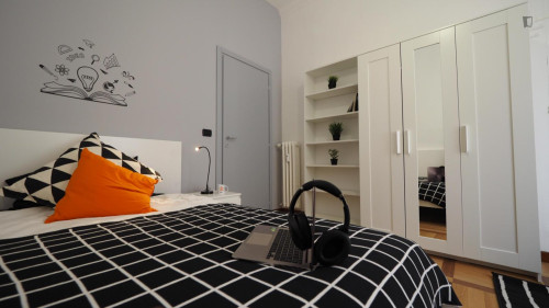 Snug double bedroom near the Porta Susa metro