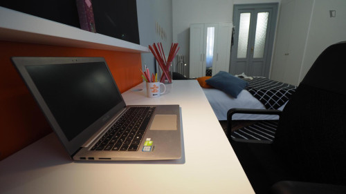 Inviting single bedroom near the Porta Susa metro