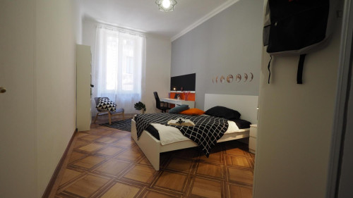 Inviting single bedroom near the Porta Susa metro