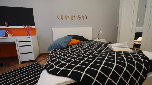 Inviting single bedroom near the Porta Susa metro