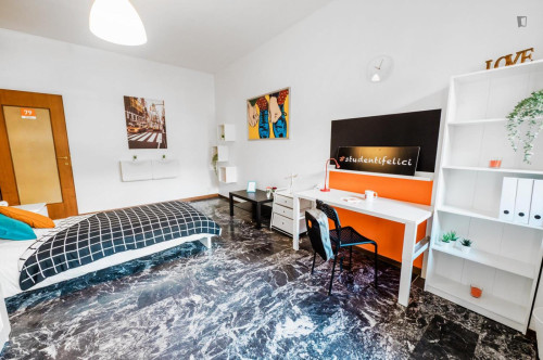 Pleasant single bedroom with a balcony, in the centre of Bergamo