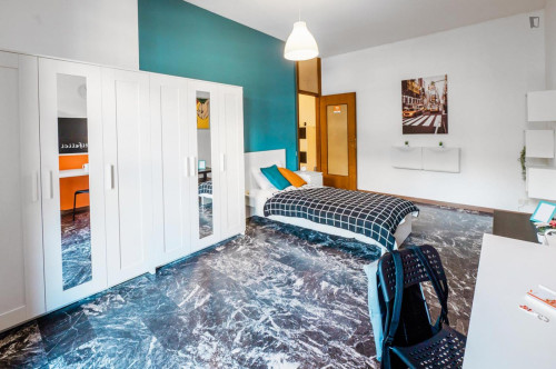 Pleasant single bedroom with a balcony, in the centre of Bergamo