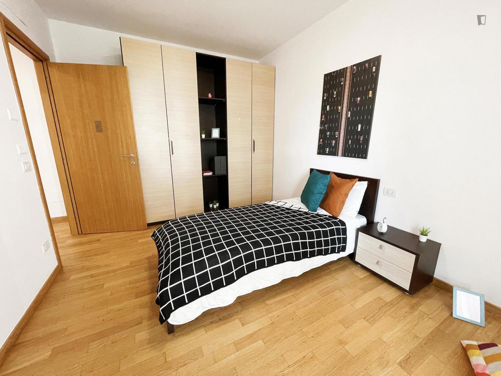 Magnificent Single Bedroom Near Università Degli Studi Di Bergamo - 1