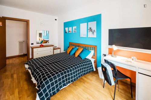 Sunny double bedroom in the Stazione district