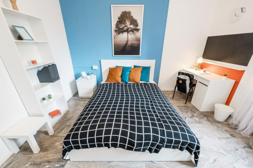 Spacious double bedroom in Canovine