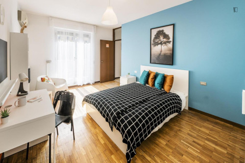 Cool double bedroom with a balcony, in Stazione