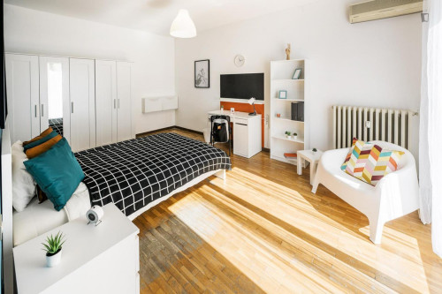 Cool double bedroom with a balcony, in Stazione