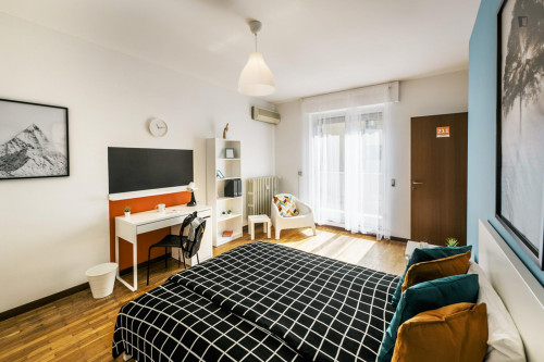 Cool double bedroom with a balcony, in Stazione