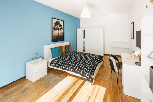 Cool double bedroom with a balcony, in Stazione