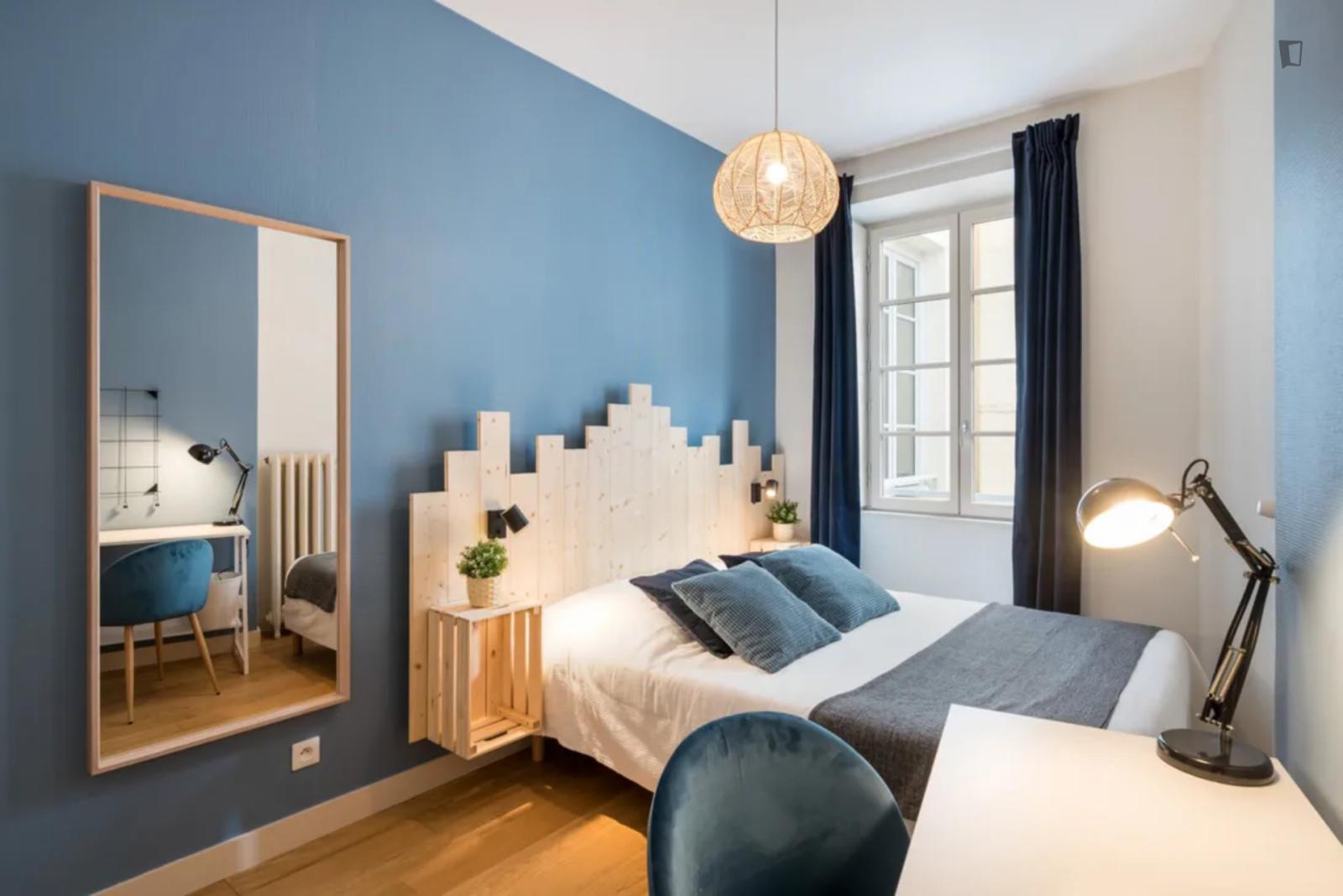 Bright Double Bedroom Not Far From Lyon Saint Paul Train Station  -  Bright double bedroom not far from Lyon Saint Paul train station  - Gallery -  1