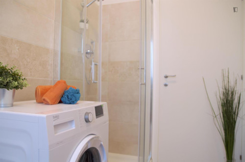 Homely single bedroom near the Policlinico train station