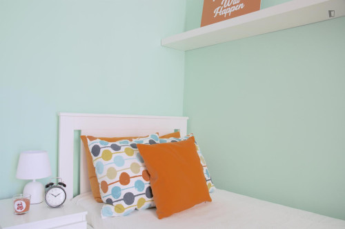 Homely single bedroom near the Policlinico train station