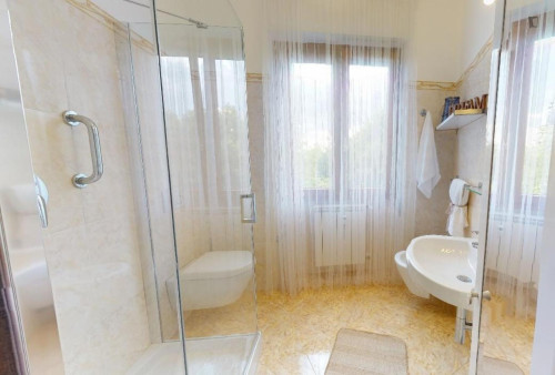 Breezy single bedroom in Mompiano