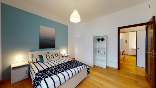 Ample double bedroom in Mompiano