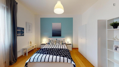 Ample double bedroom in Mompiano