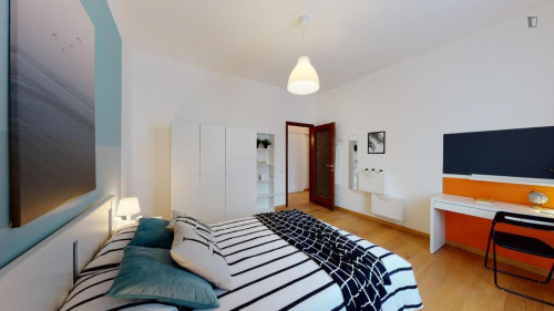 Ample double bedroom in Mompiano