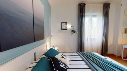 Alluring double bedroom near the Ospedale metro 