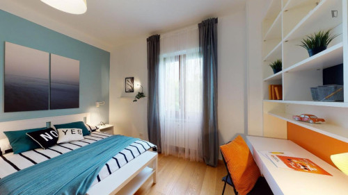 Alluring double bedroom near the Ospedale metro 