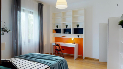 Alluring double bedroom near the Ospedale metro 