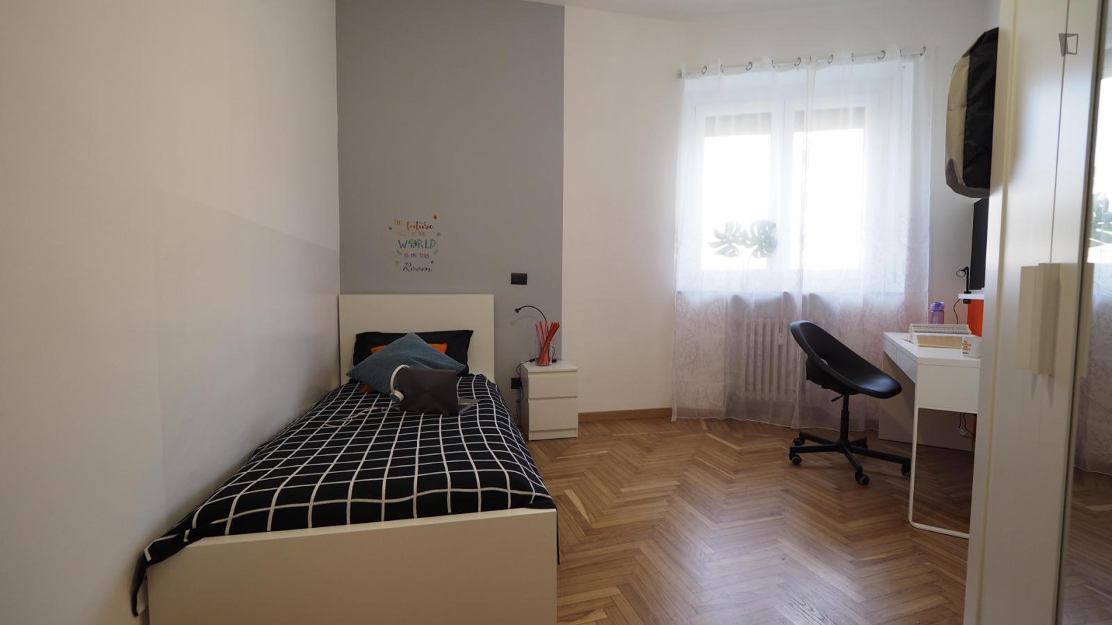 Pleasant Single Bedroom In Crocetta - 1