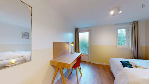 Cosy double bedroom close to Loges Theater