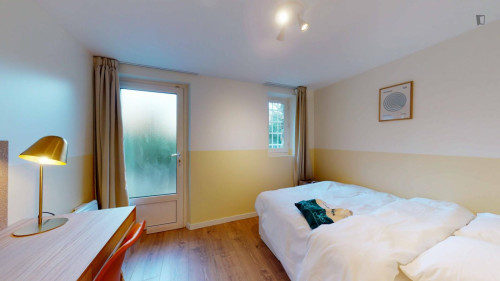 Cosy double bedroom close to Loges Theater