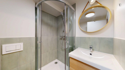 Cosy double bedroom close to Loges Theater